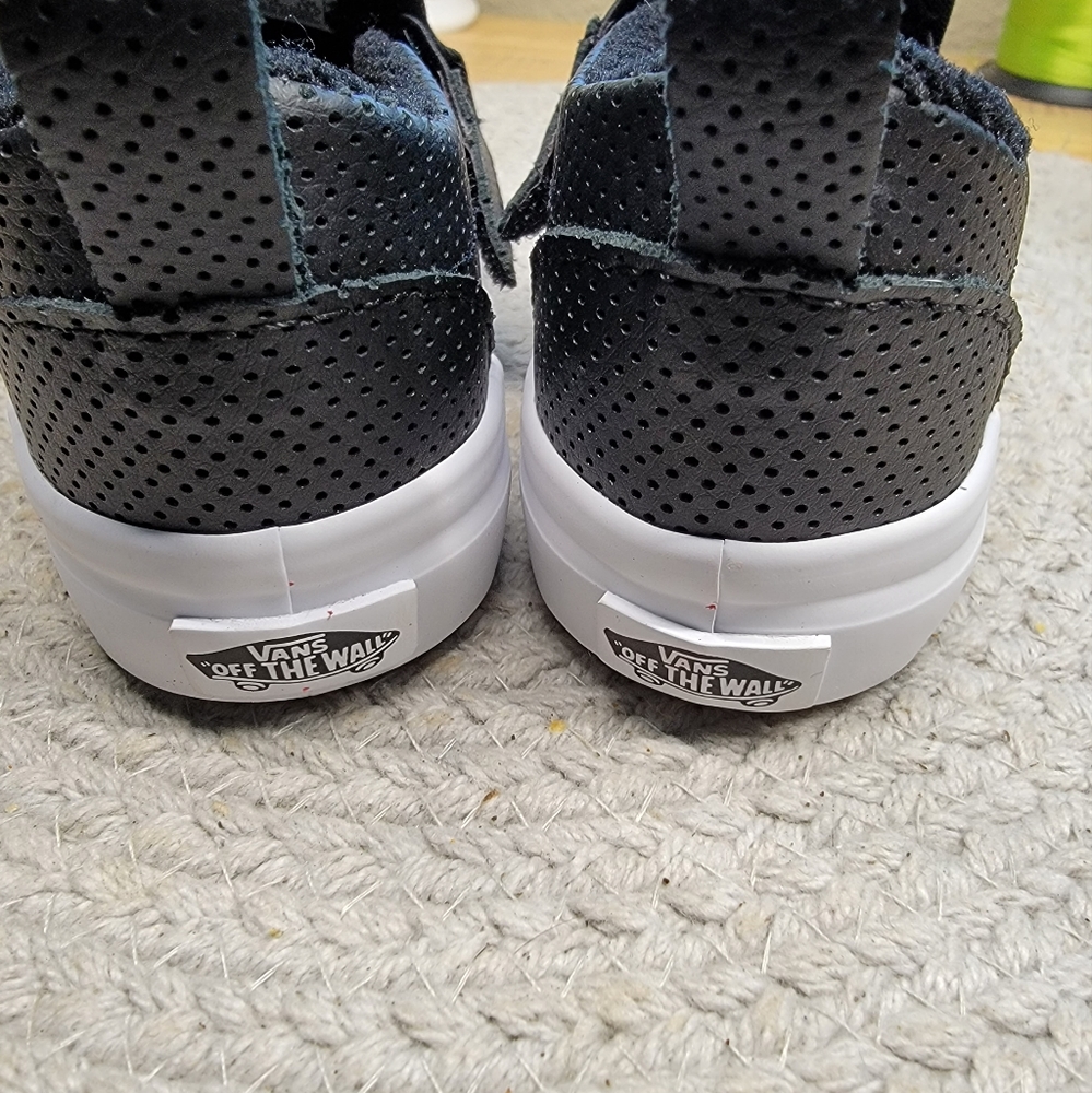 VANS - Picture 2 of 4
